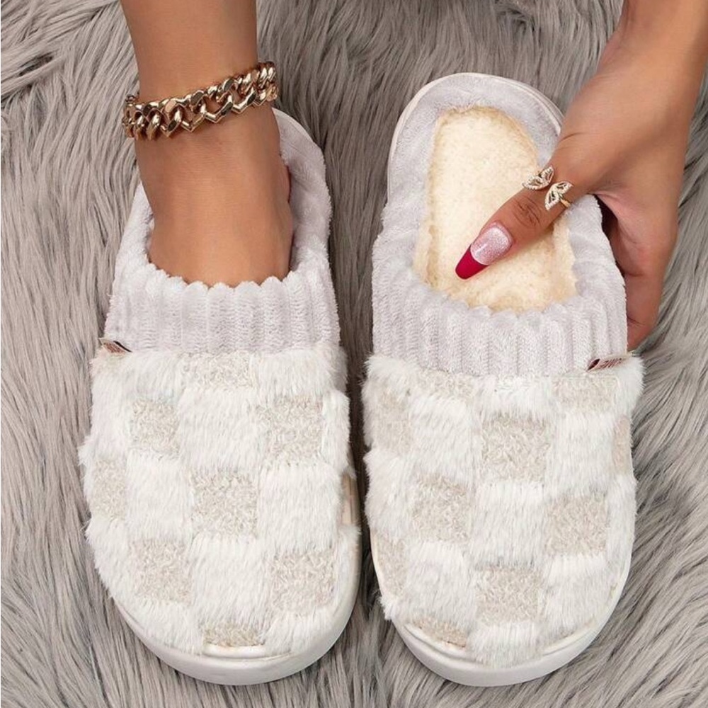 NEW Cozy Women's Slippers (7-7.5)